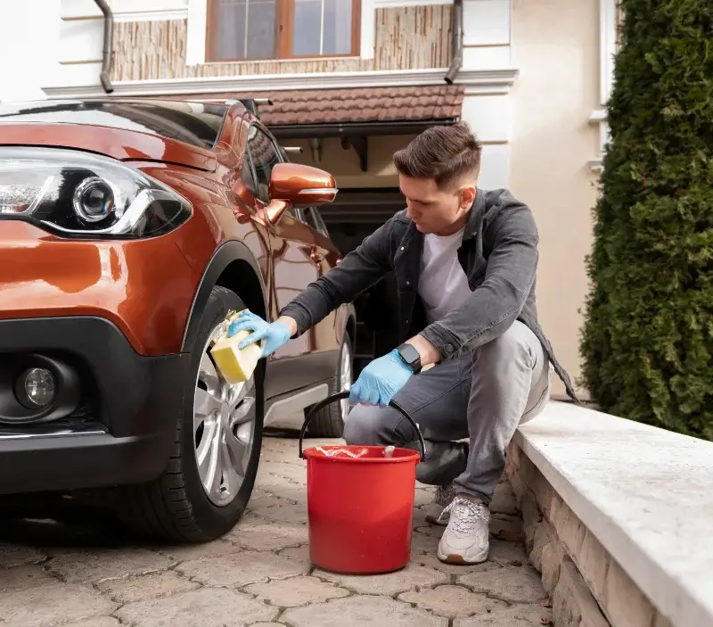 Lavage auto à domicile Bénévent-l'Abbaye : professionnel intervenant sur un véhicule